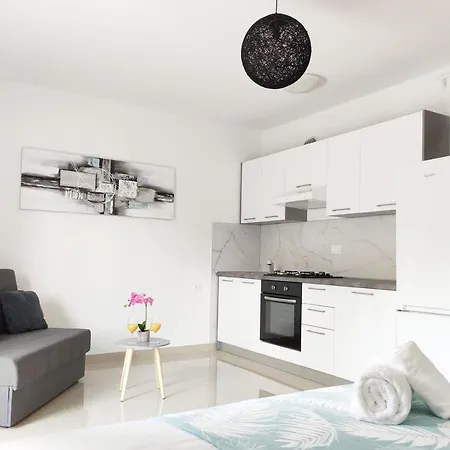 White Studio Apartman Pula Exterior photo