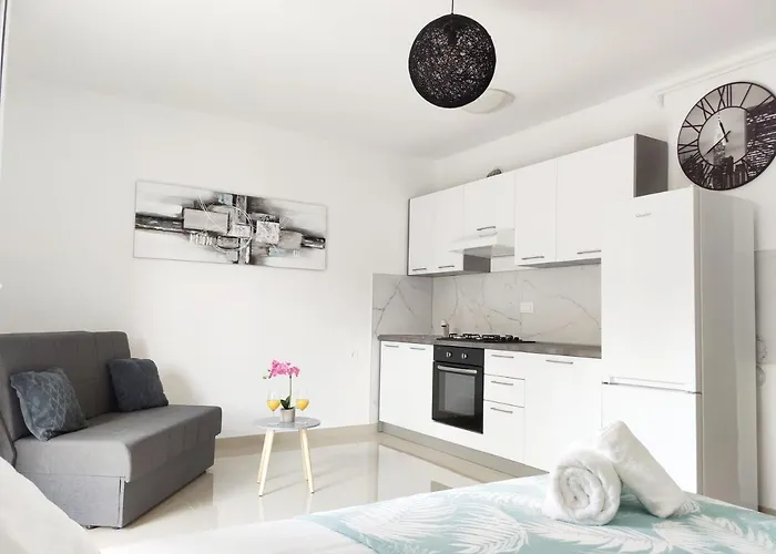 White Studio Apartman