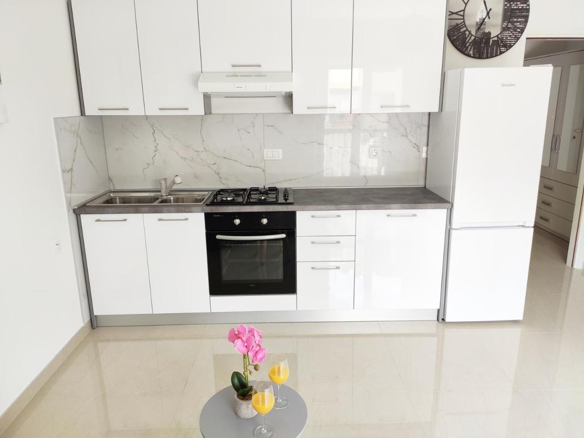 White * Pula